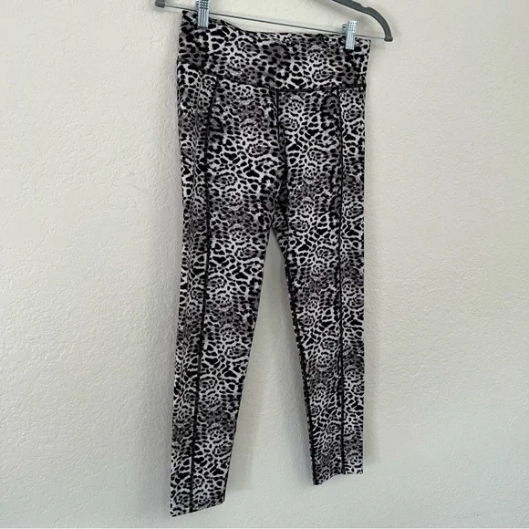 Betsey Johnson Performance Snow Leopard Cropped Leggings Tights Women’s Medium - Picture 2 of 9
